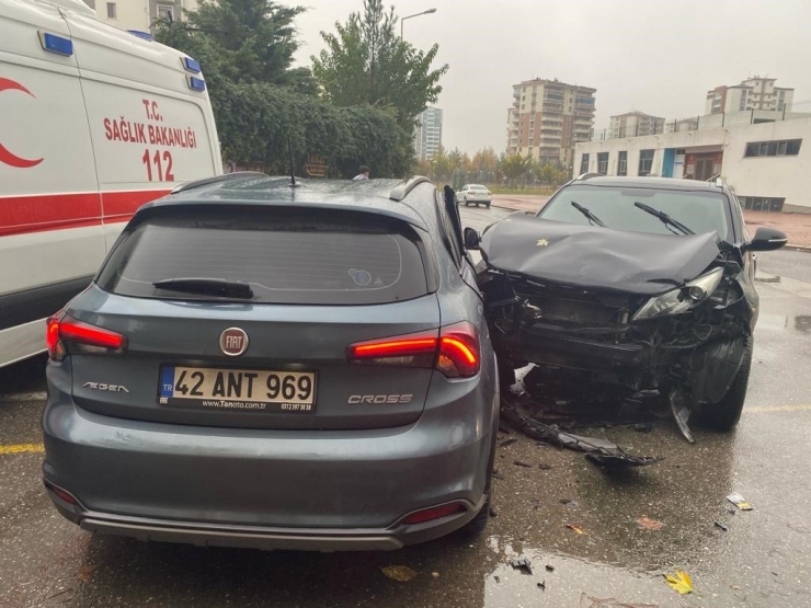 Diyarbakır’da Kavşağa Kontrolsüz Giren İki Otomobil Çarpıştı: 1 Yaralı