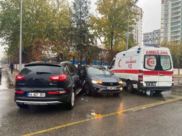 Diyarbakır’da Kavşağa Kontrolsüz Giren İki Otomobil Çarpıştı: 1 Yaralı