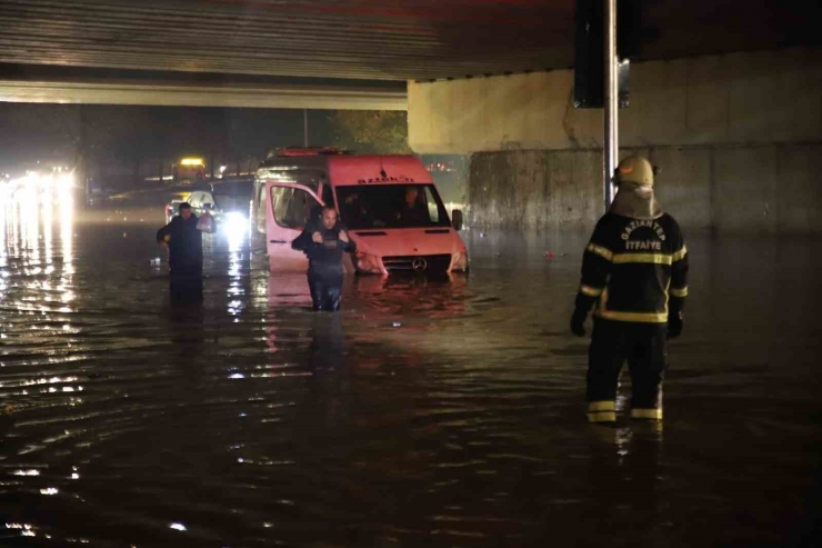 Gaziantep’te Yağış Nedeniyle Köprülü Kavşakta 5 Araç Sular Altında Kaldı