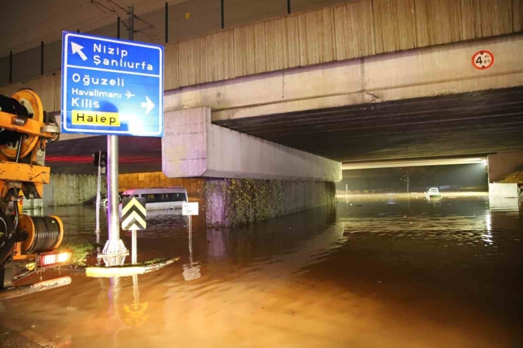 Gaziantep’te Yağış Nedeniyle Köprülü Kavşakta 5 Araç Sular Altında Kaldı