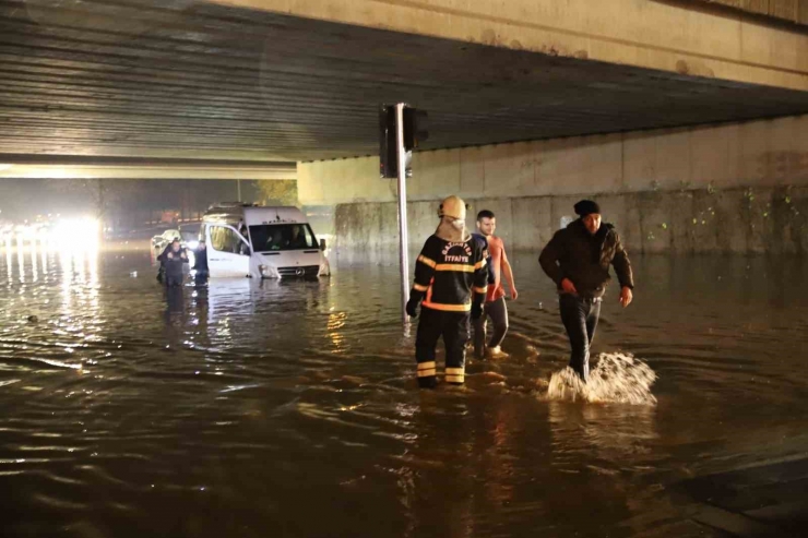 Gaziantep’te Yağış Nedeniyle Köprülü Kavşakta 5 Araç Sular Altında Kaldı