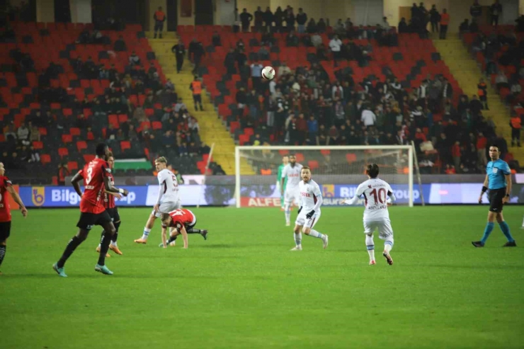 Trendyol Süper Lig: Gaziantep Fk: 0 - Trabzonspor: 0 (ilk Yarı)