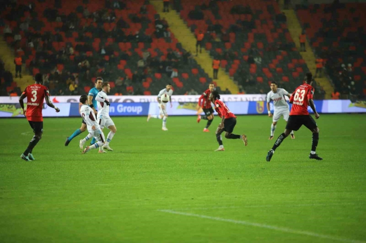 Trendyol Süper Lig: Gaziantep Fk: 0 - Trabzonspor: 0 (ilk Yarı)