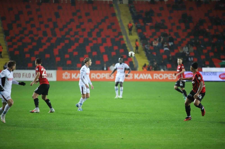 Trendyol Süper Lig: Gaziantep Fk: 0 - Trabzonspor: 0 (ilk Yarı)