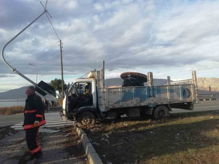 Kontrolden Çıkan Kamyon Refüje Çıktı: 1 Yaralı