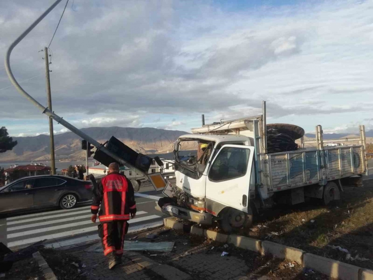 Kontrolden Çıkan Kamyon Refüje Çıktı: 1 Yaralı