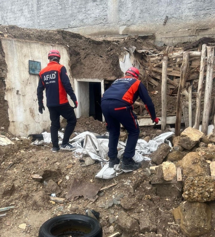 Adıyaman’da Ağır Hasarlı Toprak Ev Çöktü
