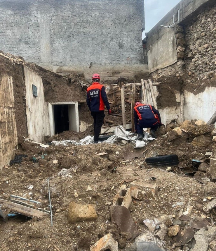 Adıyaman’da Ağır Hasarlı Toprak Ev Çöktü