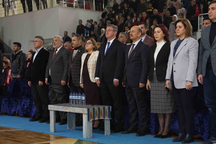 Büyükşehir, Öğrencilere Spor Malzemesi Desteğini Sürdürüyor