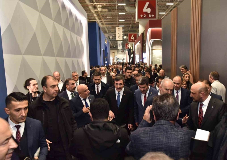 İstanbul’da 1 Milyon Metrekare Halı Sergilendi