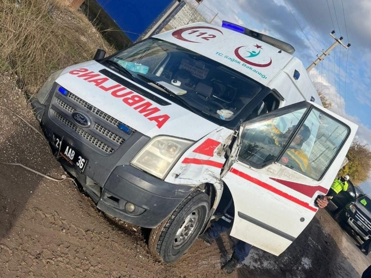 Diyarbakır’da Hastaneden İlçeye Dönen Ambulans Kaza Yaptı: 1 Yaralı