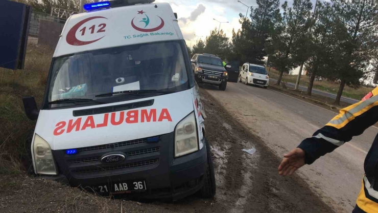 Diyarbakır’da Hastaneden İlçeye Dönen Ambulans Kaza Yaptı: 1 Yaralı