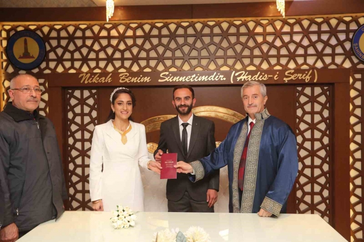 Tahmazoğlu’ndan Evlenen Gençlere Nikah Sürprizi