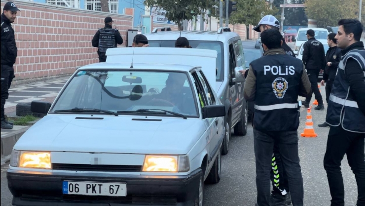 Görme Engelli Yayanın Yardımına Polis Yetişti