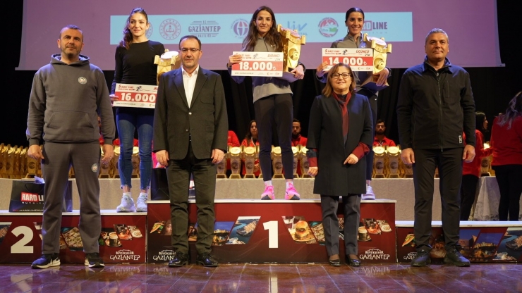 5. Gazi Yarı Maratonu’nda Dereceye Giren Sporcular Ödüllerini Aldı