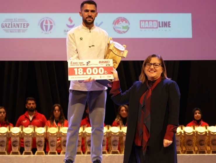 5. Gazi Yarı Maratonu’nda Dereceye Giren Sporcular Ödüllerini Aldı