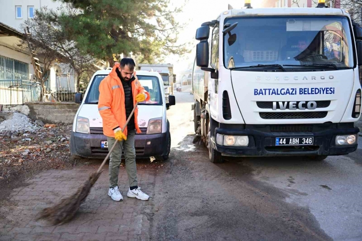 Battalgazi Belediyesi Enkaz Sonrası Temizlik Çalışmalarını Aralıksız Sürdürüyor