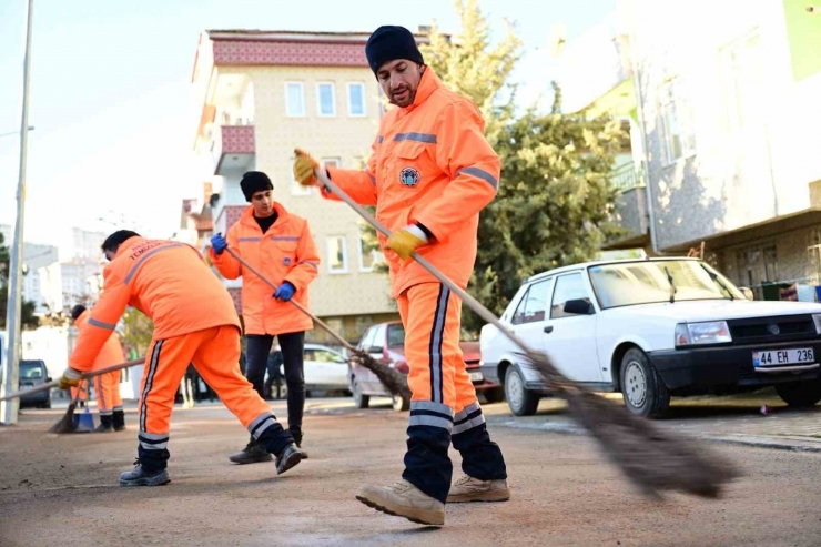 Battalgazi Belediyesi Enkaz Sonrası Temizlik Çalışmalarını Aralıksız Sürdürüyor