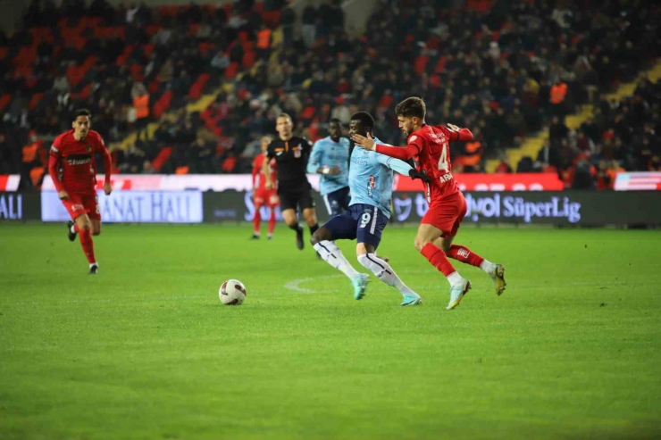 Trendyol Süper Lig: Gaziantep Fk: 1 - Adana Demirspor: 0 (ilk Yarı)