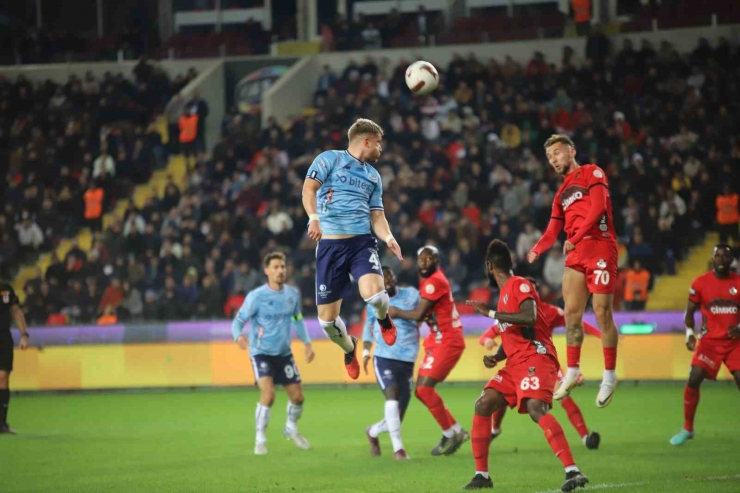 Trendyol Süper Lig: Gaziantep Fk: 1 - Adana Demirspor: 0 (ilk Yarı)