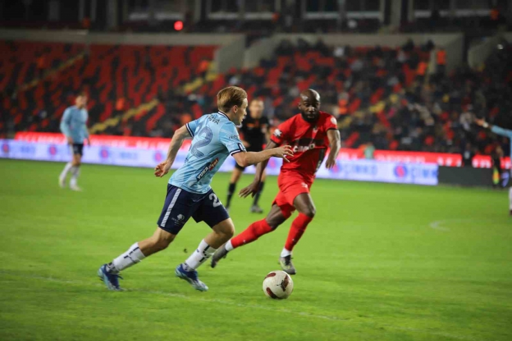 Trendyol Süper Lig: Gaziantep Fk: 1 - Adana Demirspor: 0 (ilk Yarı)