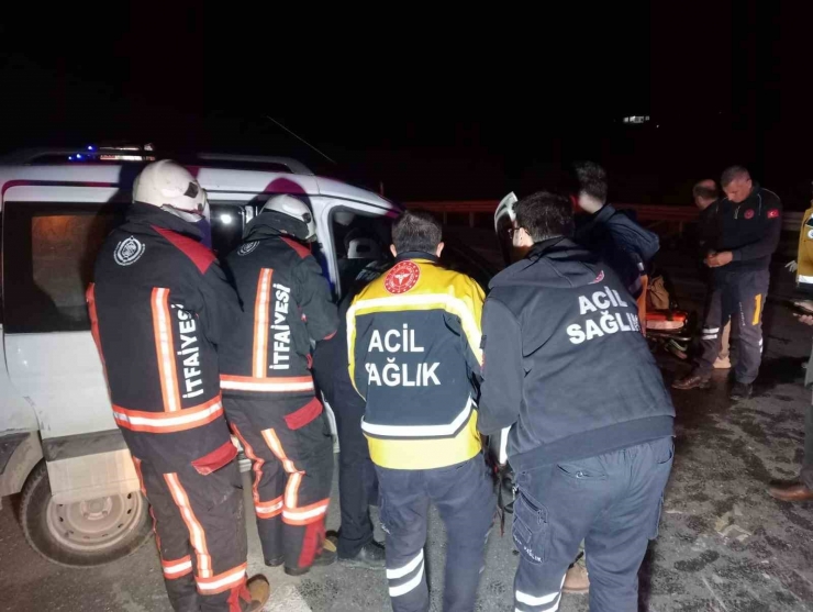 Kontrolden Çıkan Hafif Ticari Araç Takla Attı: 2 Yaralı