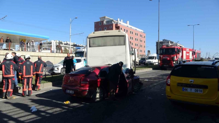 Kontrolden Çıkan Otomobil Çarptığı Araca Ok Gibi Saplandı