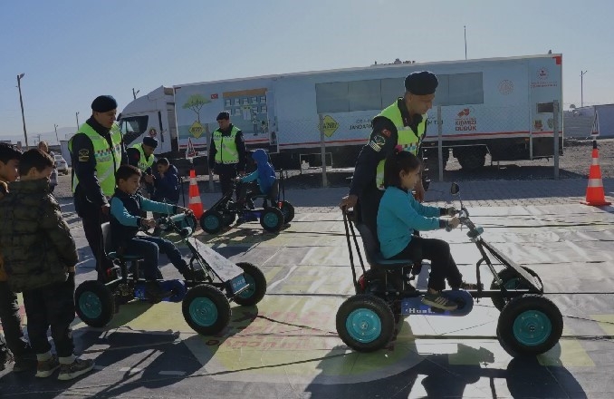 Jandarmadan Mobil Eğitim Aracı İle Öğrenci Ve Vatandaşlara Trafik Eğitimi