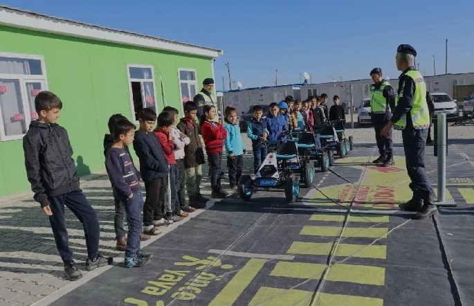 Jandarmadan Mobil Eğitim Aracı İle Öğrenci Ve Vatandaşlara Trafik Eğitimi