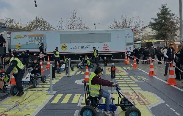 Jandarmadan Mobil Eğitim Aracı İle Öğrenci Ve Vatandaşlara Trafik Eğitimi