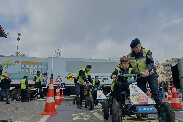 Jandarmadan Mobil Eğitim Aracı İle Öğrenci Ve Vatandaşlara Trafik Eğitimi