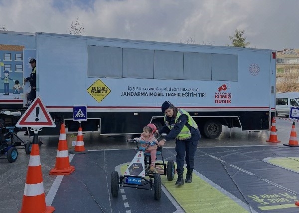 Jandarmadan Mobil Eğitim Aracı İle Öğrenci Ve Vatandaşlara Trafik Eğitimi