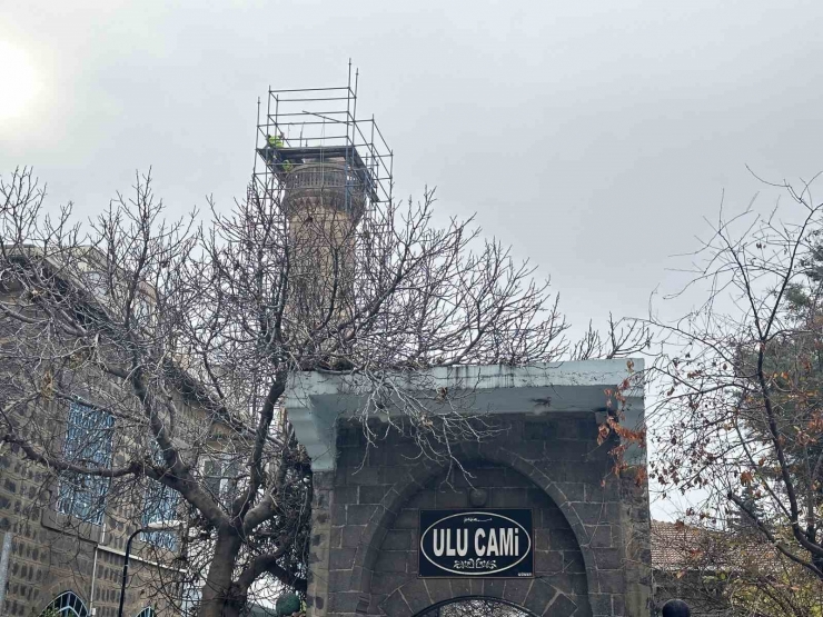 Depremde Zarar Gören Ulu Camii Minaresi Onarılmaya Başlandı