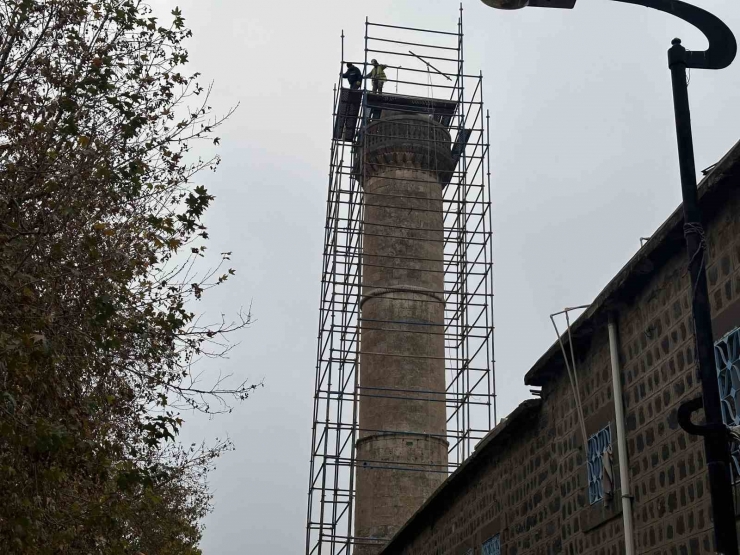 Depremde Zarar Gören Ulu Camii Minaresi Onarılmaya Başlandı