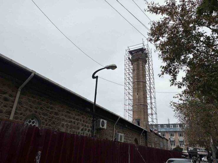 Depremde Zarar Gören Ulu Camii Minaresi Onarılmaya Başlandı