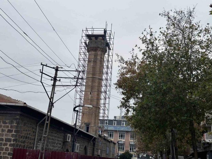 Depremde Zarar Gören Ulu Camii Minaresi Onarılmaya Başlandı