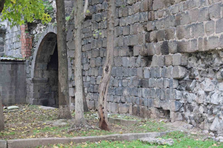 Unesco Mirasındaki 5 Bin Yıllık Surlarda 41 Yıllık Tuğla Yaması