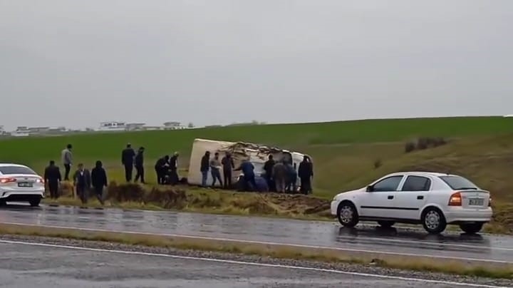 Diyarbakır Silvan Karayolunda Araç Takla Attı: 5 Yaralı