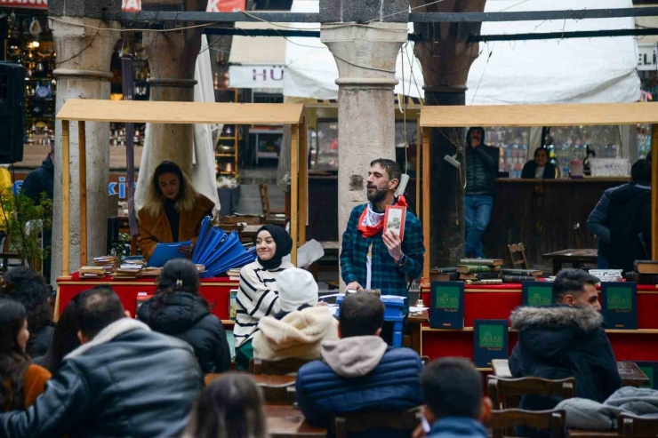 Tarihi Hasan Paşa Hanı’nda Kitap Mezadı