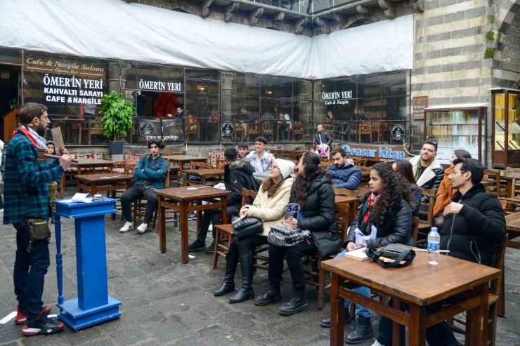 Tarihi Hasan Paşa Hanı’nda Kitap Mezadı