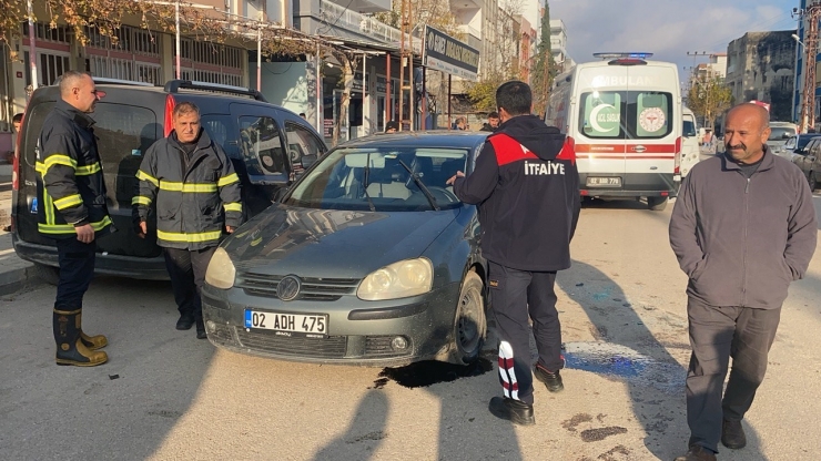 Kontrolden Çıkan Otomobil Park Halindeki Araca Çarparak Devrildi