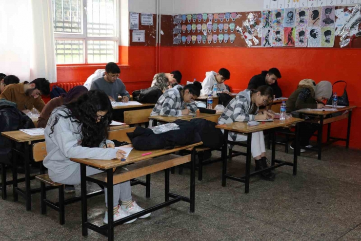 Şanlıurfa’da Eğitim Destekleriyle Gençler Üniversiteli Oluyor