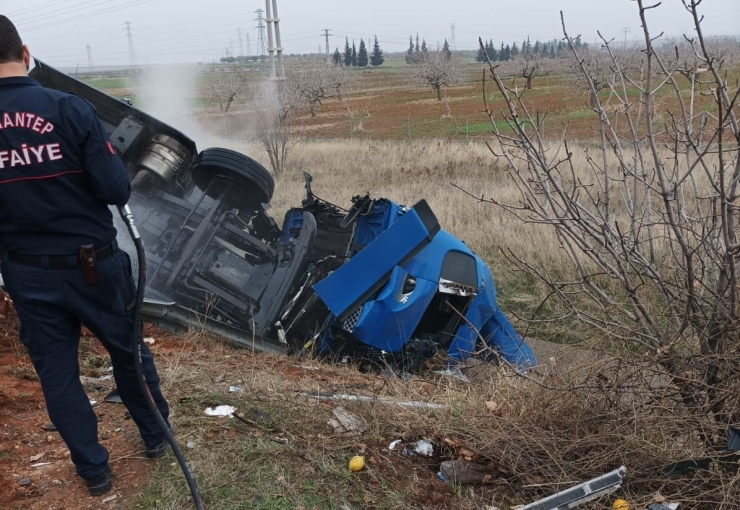 Yolcu Minibüsü Tıra Çarptı: 1 Yaralı