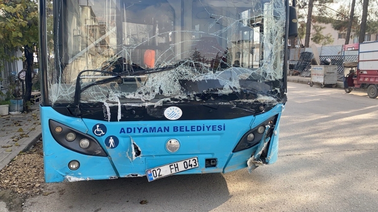Yolcu Otobüsü İle Polis Aracı Çarpıştı: 2 Yaralı