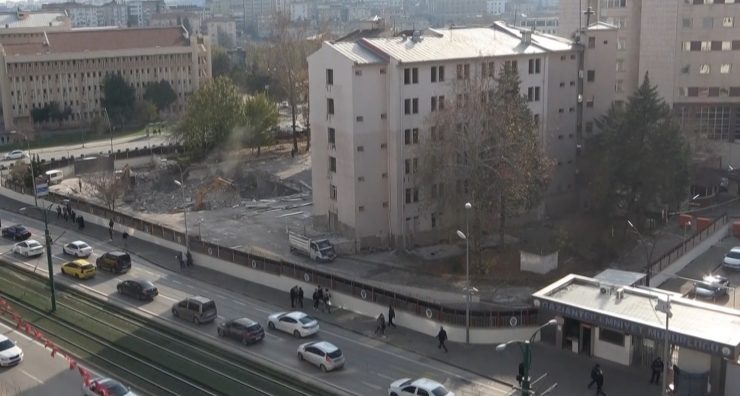 Gaziantep’te Depremde Ağır Hasar Alan Emniyet Ek Binasının Yıkımına Başlandı