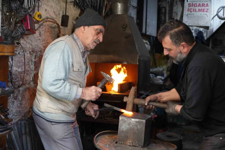 70 Yıllık Demirci Ustası Zamana Ve Teknolojiye Direniyor