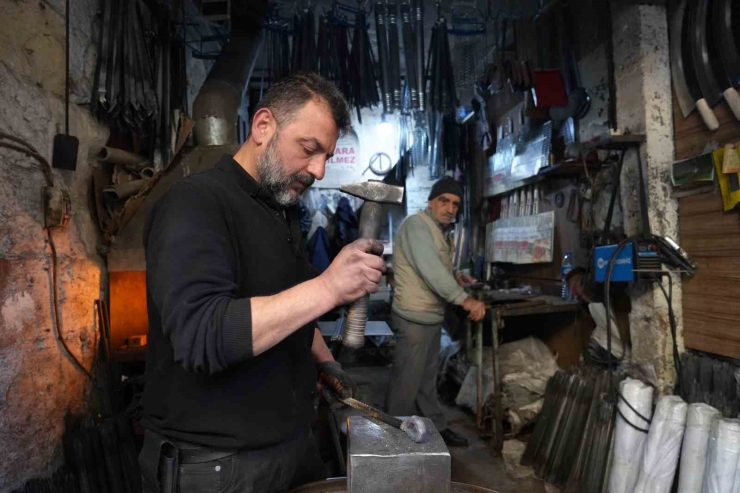 70 Yıllık Demirci Ustası Zamana Ve Teknolojiye Direniyor