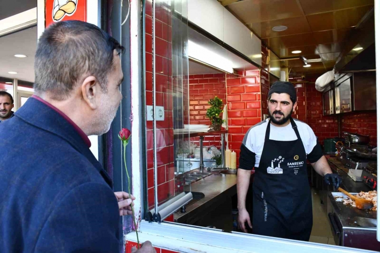 Adıyamanlı Öğrenciler, Depremde Yanlarında Olan Sivereklilere Gül Dağıttı