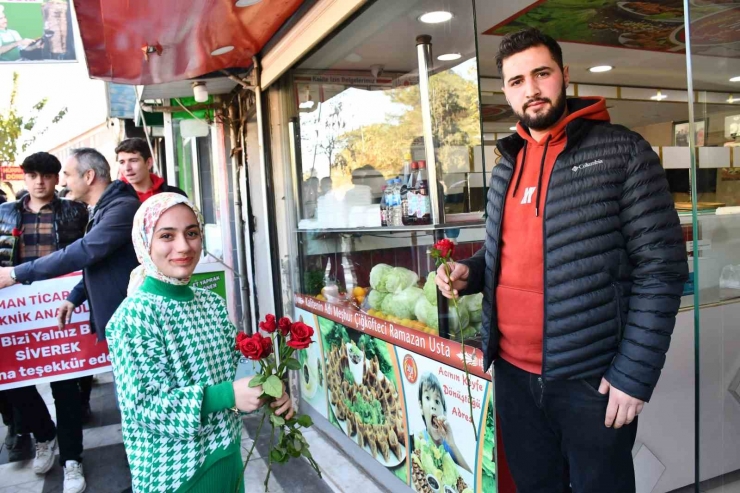 Adıyamanlı Öğrenciler, Depremde Yanlarında Olan Sivereklilere Gül Dağıttı