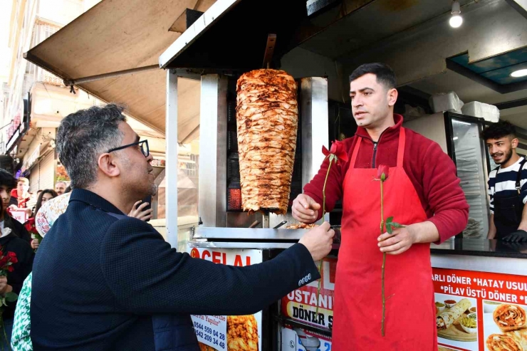 Adıyamanlı Öğrenciler, Depremde Yanlarında Olan Sivereklilere Gül Dağıttı